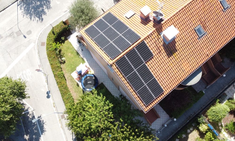 Impianto fotovoltaico residenziale complanare al tetto con potenza nominale di 6,64 kWp con sistema di accumulo da 16 kWh
