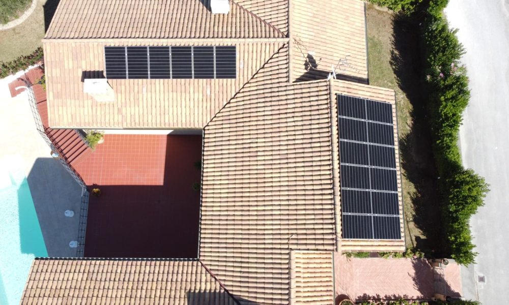 Impianto fotovoltaico residenziale complanare al tetto con potenza nominale di 7,47 kWp