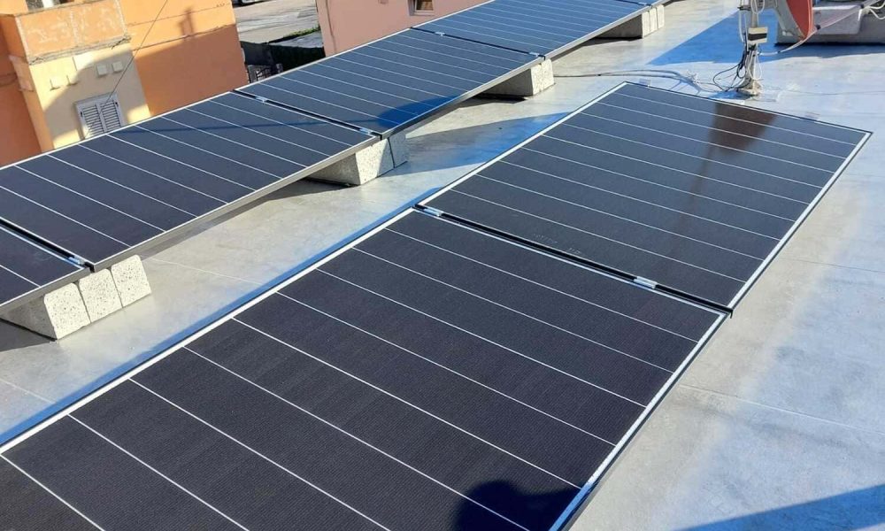 Impianto fotovoltaico residenziale posizionato su tetto piano con potenza nominale di 4,98 kWp con sistema di accumulo da 10 kWh
