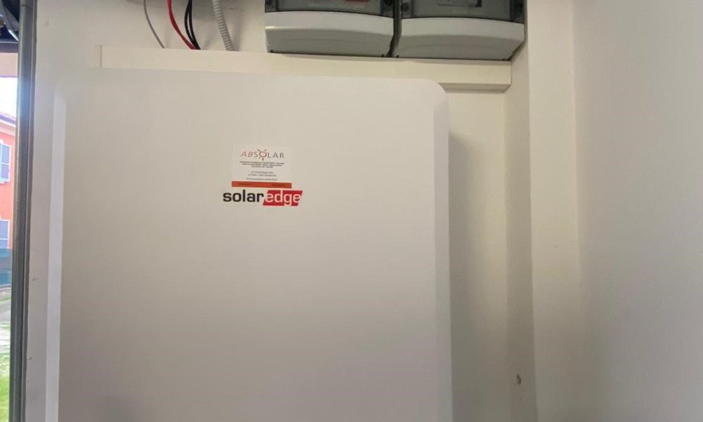 Impianto fotovoltaico residenziale posizionato su tetto piano con potenza nominale di 4,98 kWp con sistema di accumulo da 10 kWh