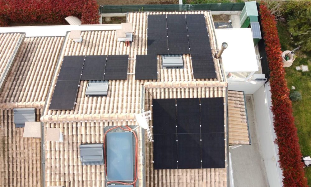 Realizzazione di due impianti fotovoltaici residenziali complanare al tetto con potenza nominale di 4 kWp e 3 kWp