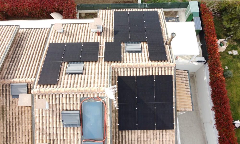 Realizzazione di due impianti fotovoltaici residenziali complanare al tetto con potenza nominale di 4 kWp e 3 kWp
