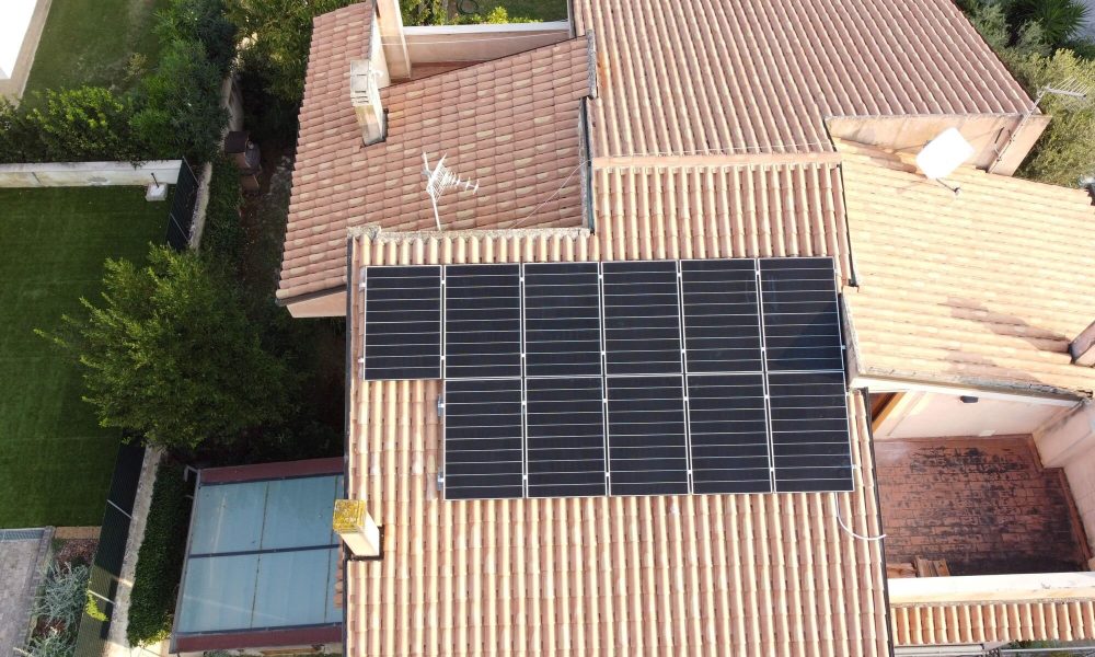Impianto fotovoltaico residenziale complanare al tetto con potenza nominale di 4,5 kWp