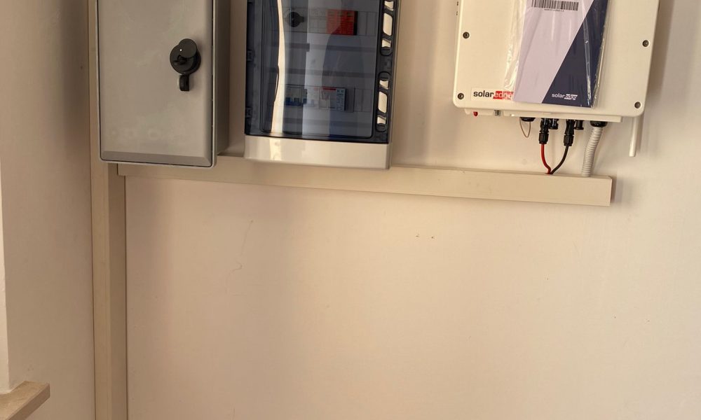 Impianto fotovoltaico residenziale complanare al tetto con potenza nominale di 4,5 kWp