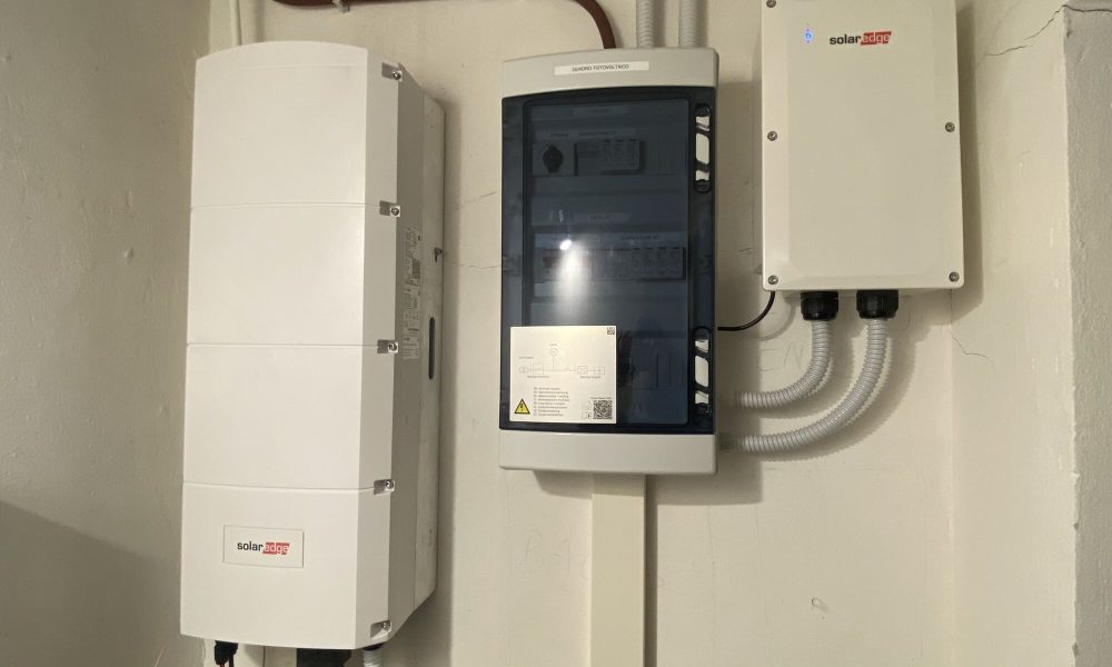 Impianto fotovoltaico residenziale complanare al tetto con potenza nominale di 8,3 kWp con inverter ibrido da 8 KW, sistema di accumulo modulare da 4,6 kWh con una capacità utile di 23 kWh e interfaccia di backup che consente il backup completo o parziale dell’abitazione quando la rete è interrotta.