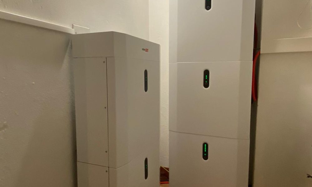 Impianto fotovoltaico residenziale complanare al tetto con potenza nominale di 8,3 kWp con inverter ibrido da 8 KW, sistema di accumulo modulare da 4,6 kWh con una capacità utile di 23 kWh e interfaccia di backup che consente il backup completo o parziale dell’abitazione quando la rete è interrotta.