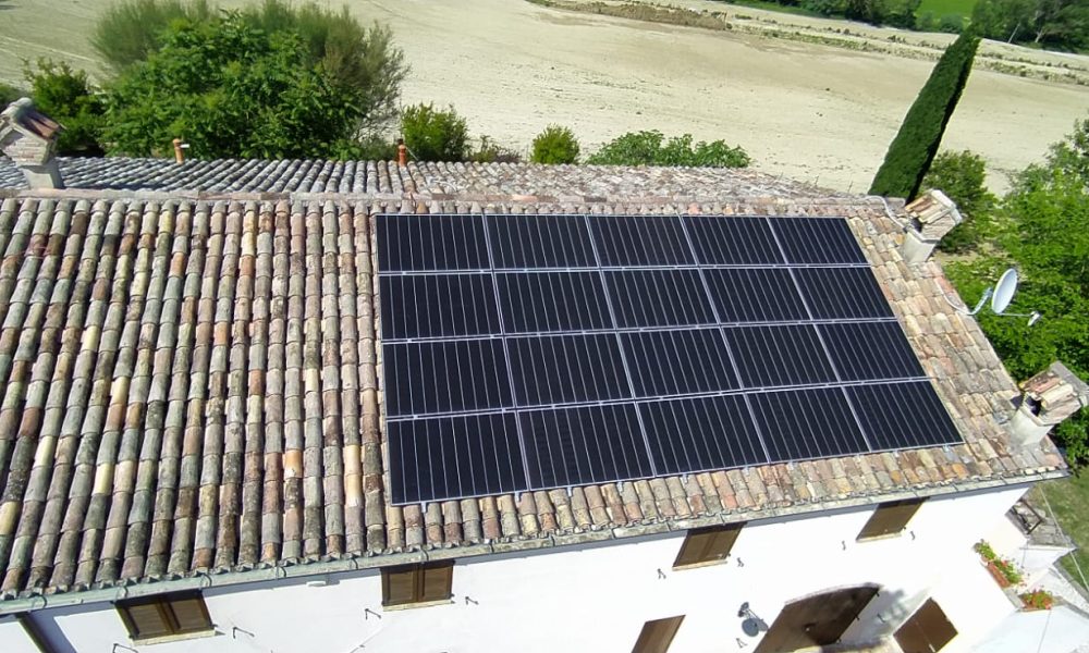 Impianto fotovoltaico residenziale complanare al tetto con potenza nominale di 8,3 kWp con inverter ibrido da 8 KW, sistema di accumulo modulare da 4,6 kWh con una capacità utile di 23 kWh e interfaccia di backup che consente il backup completo o parziale dell’abitazione quando la rete è interrotta.