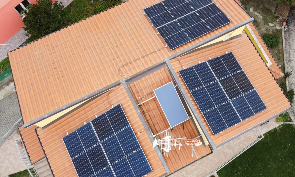 impianto fotovoltaico residenziale complanare al tetto con potenza nominale di 7,47 kWp, composto da nr. 18 moduli da 415 Wp